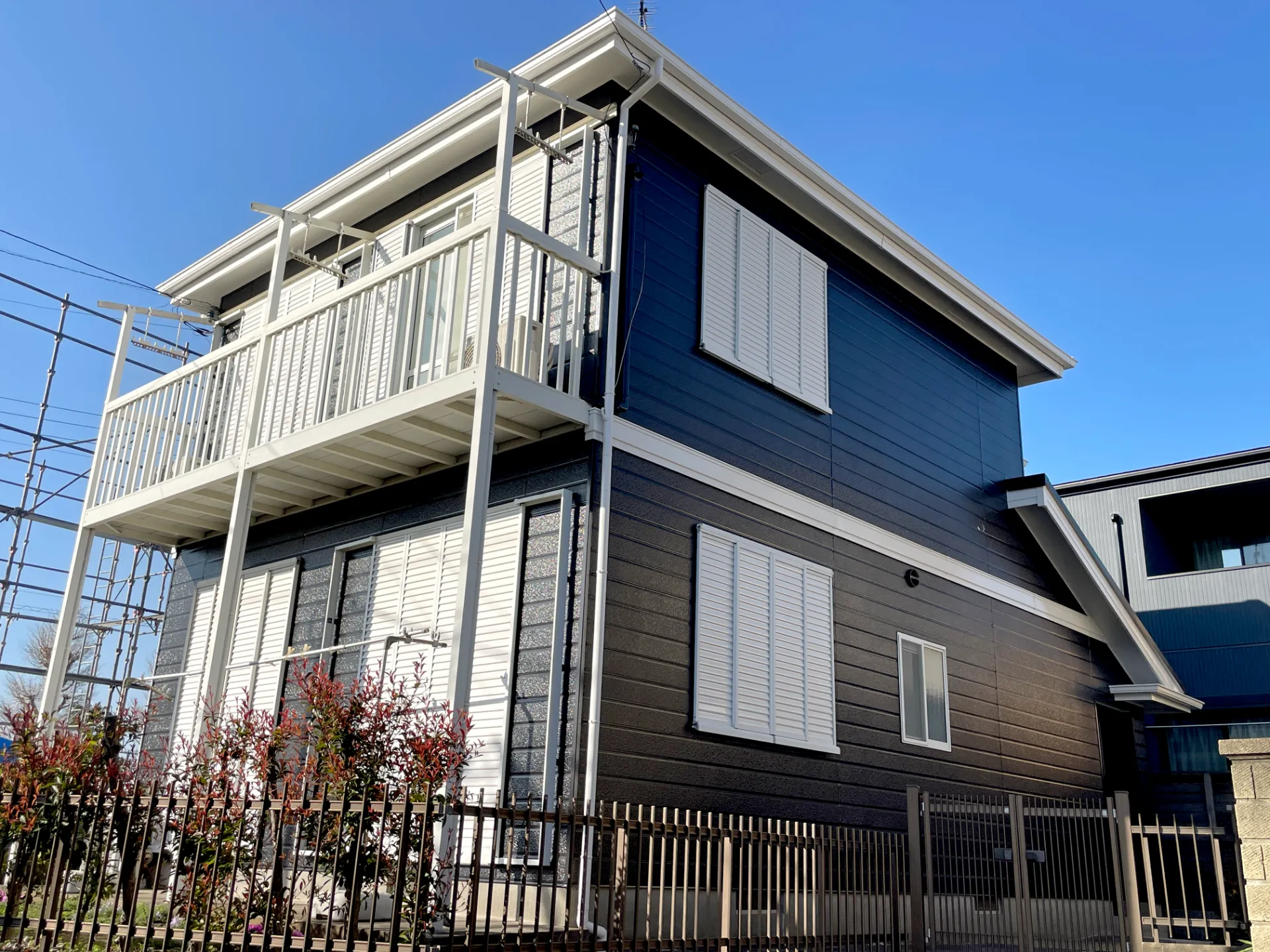 明るいツートンから印象一新。アステックペイント「チャコール」×附帯ホワイトで引き締まる外観へ。R8.4横須賀市I様邸