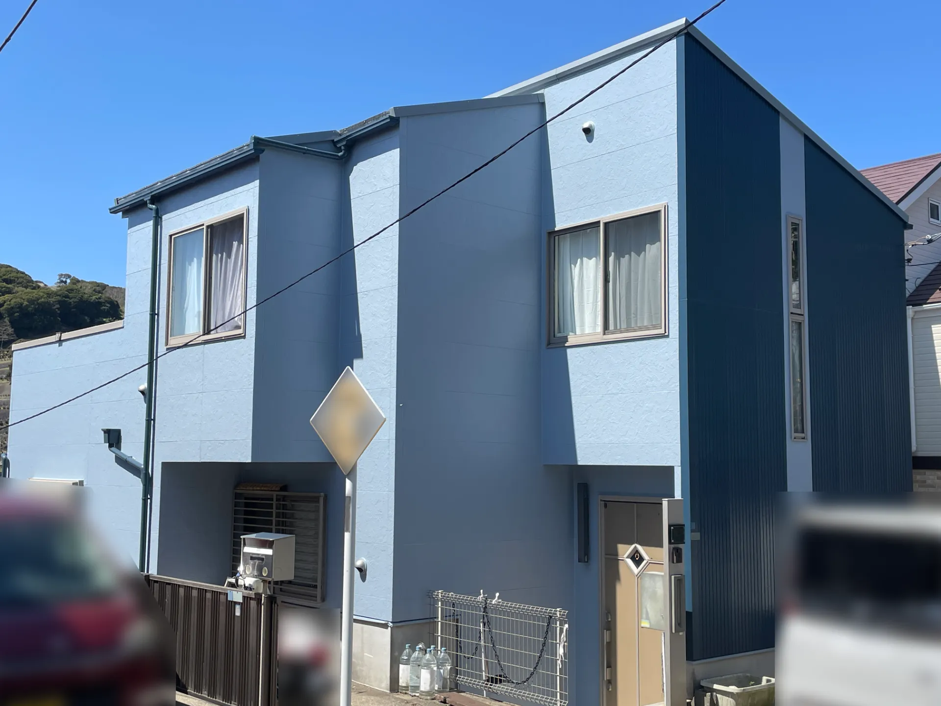 白からブルー系へ爽やかチェンジ。アステックペイント「ブルーグレイ」で汚れにくく、ウッドデッキとの相性も◎R8.4横須賀市K様邸