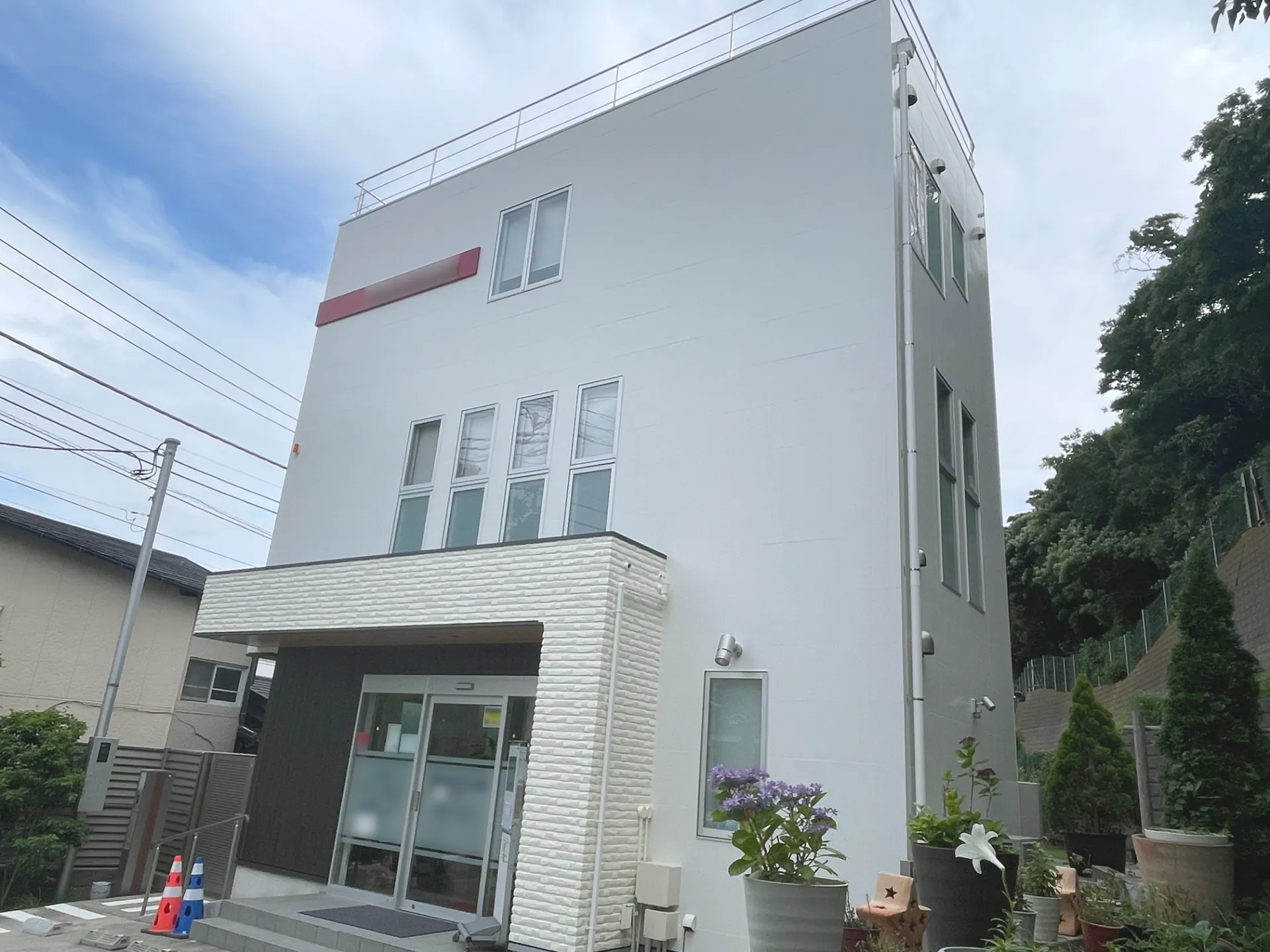 アステックペイント「シルキーホワイト」で塗り替え。汚れにくく、明るく清潔な印象を保つ外観に。R8.7葉山町H社所有店舗